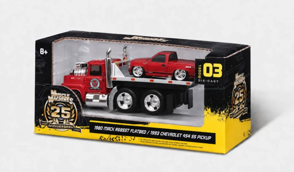 MAISTO MUSCLE TRANSPORTS SET CAMION CU PLATFORMA MACK R685ST FLATBED 1980 SI MASINUTA CHEVROLET 454 SS PICKUP 1993 SCARA 1 LA 64