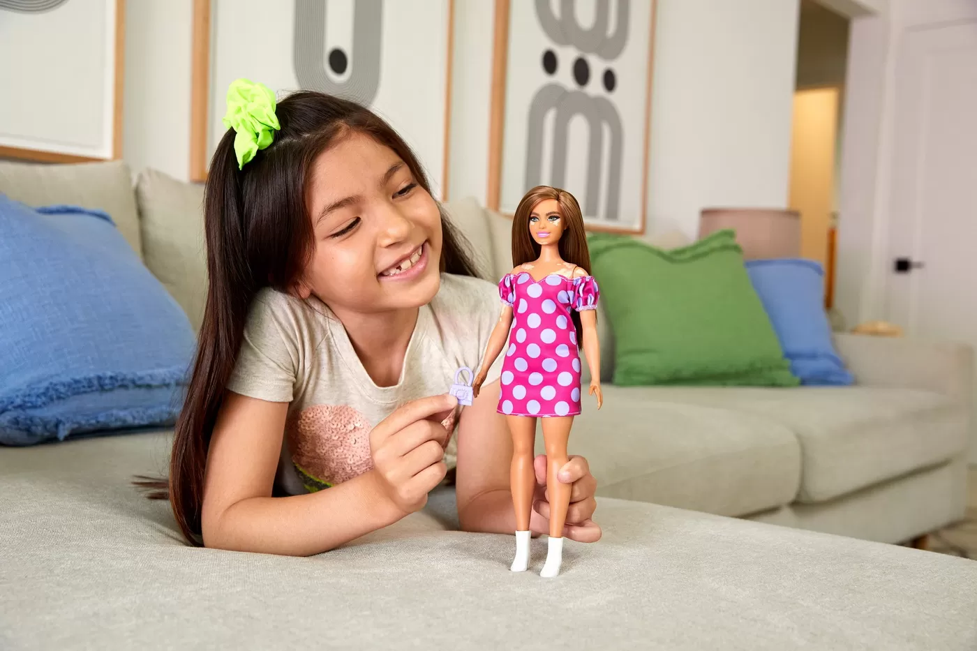 PAPUSA BARBIE FASHIONISTA SATENA CU ROCHIE ROZ CU BULINE - imagine 3