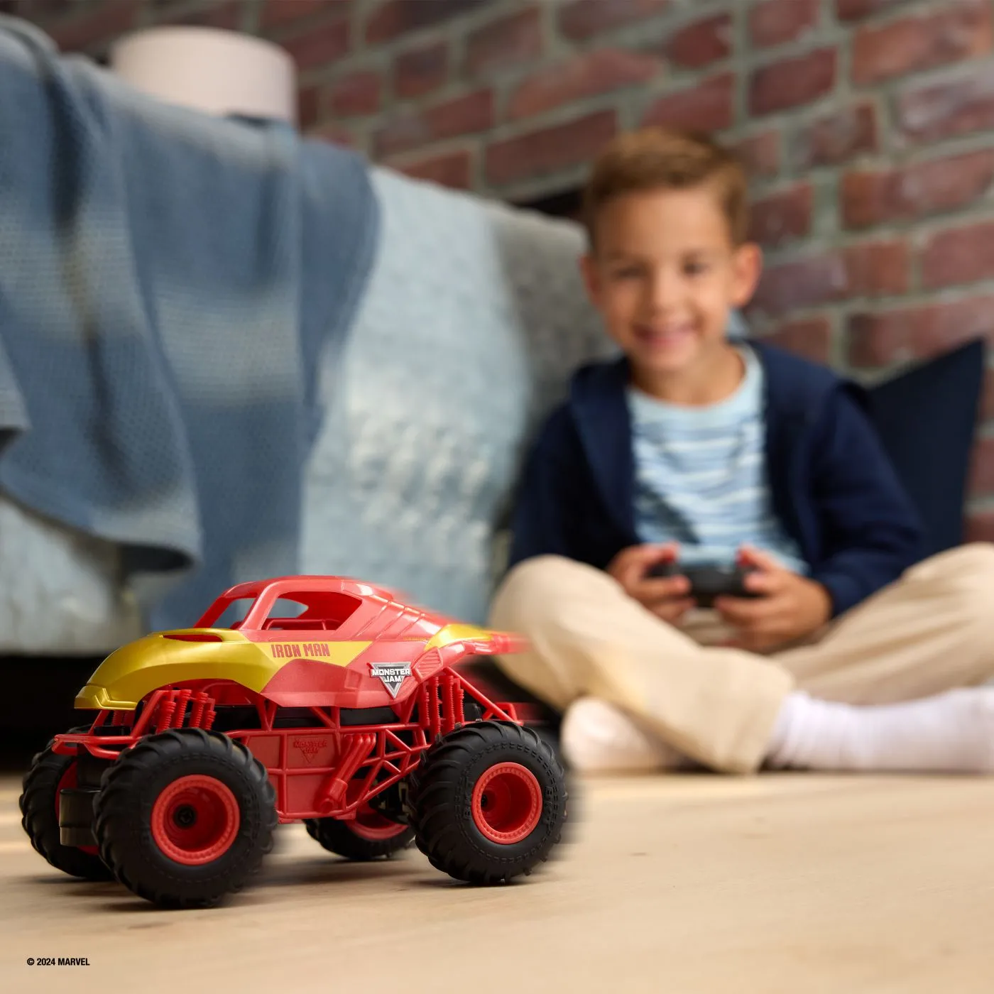MONSTER JAM MARVEL CAMION GIGANT CU TELECOMANDA IRON MAN SCARA 1 LA 24 - imagine 3