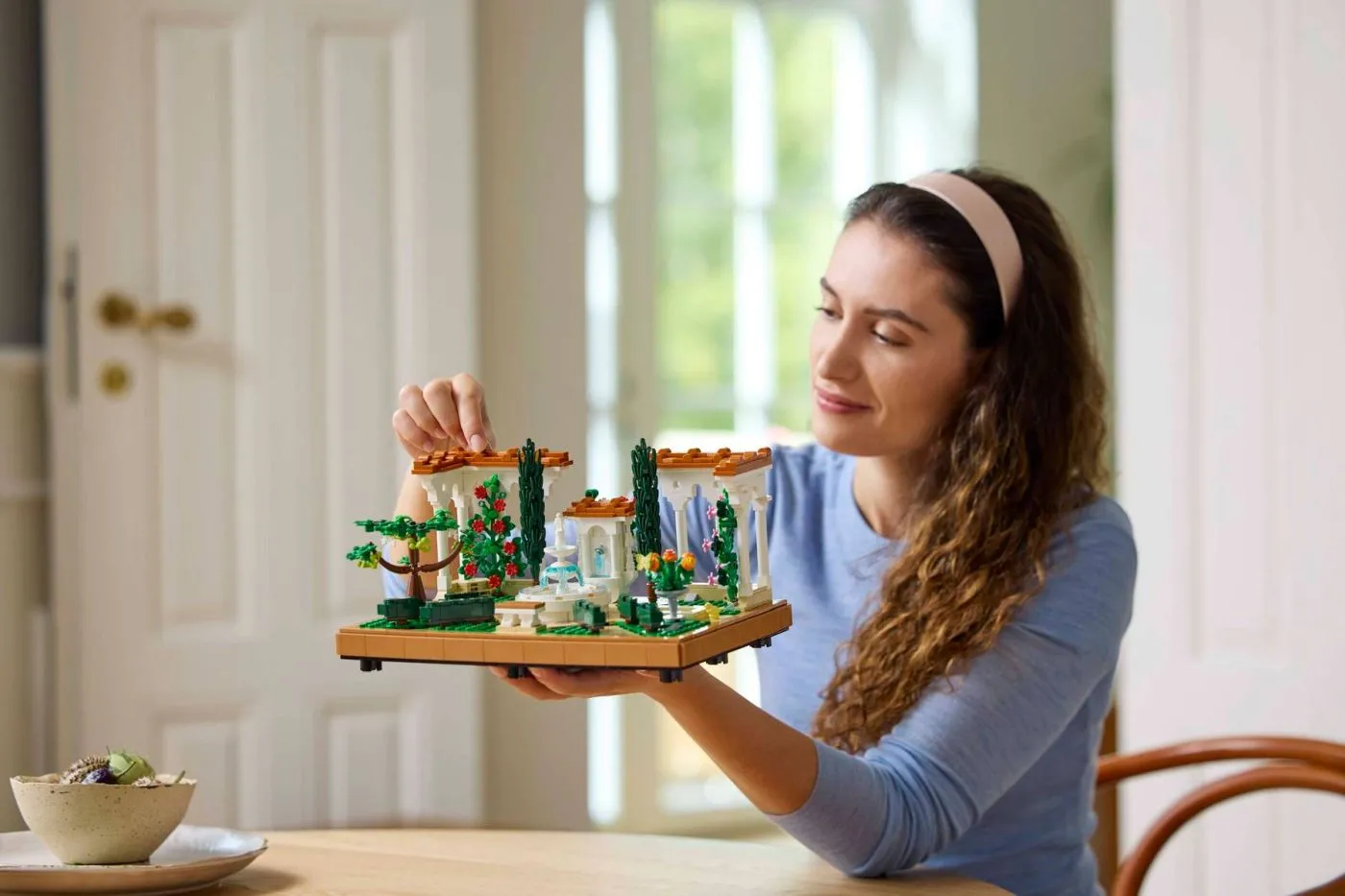 LEGO ICONS GRADINA CU FANTANA 10359 - imagine 3