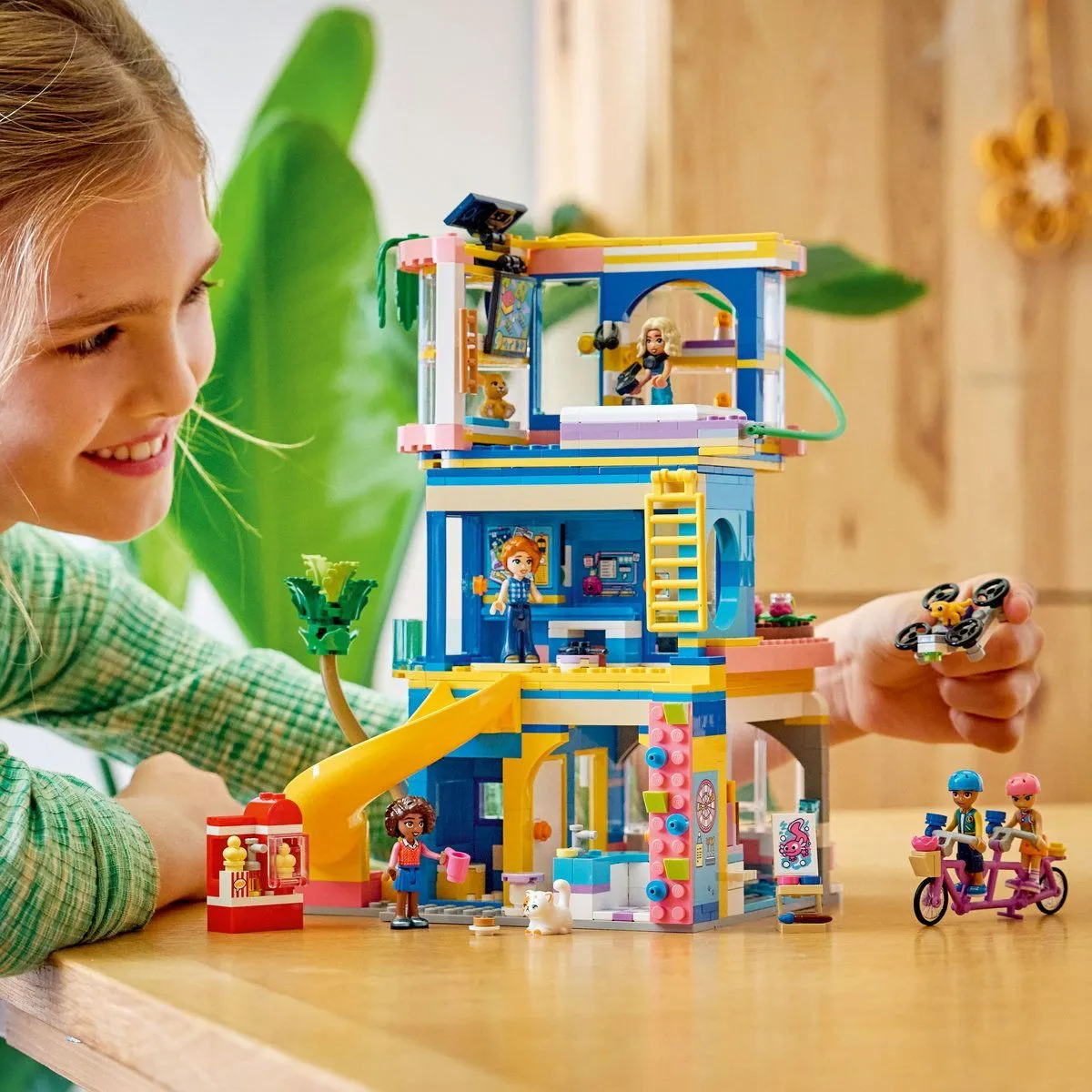 LEGO FRIENDS CLUBUL PRIETENILOR DIN ORASUL HEARTLAKE 42689 - imagine 3