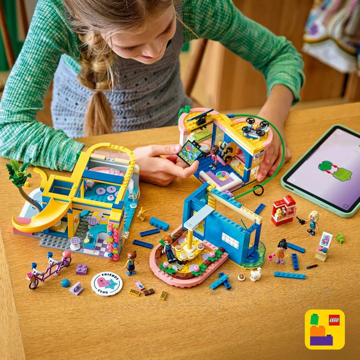 LEGO FRIENDS CLUBUL PRIETENILOR DIN ORASUL HEARTLAKE 42689 - imagine 4