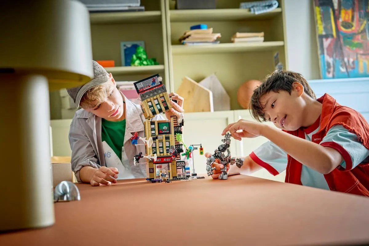 LEGO MARVEL OMUL PAIANJEN VS MYSTERIO DAILY BUGLE 76342 - imagine 4