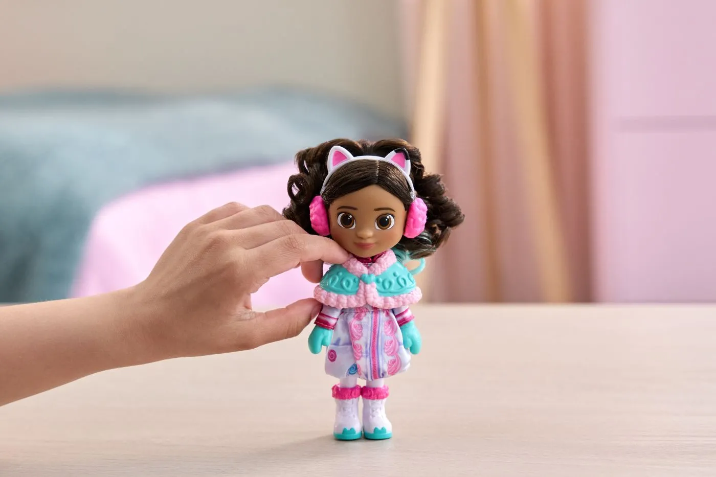 GABBYS DOLLHOUSE FILMUL PAPUSA TINUTA DE IARNA CU ACCESORII - imagine 5