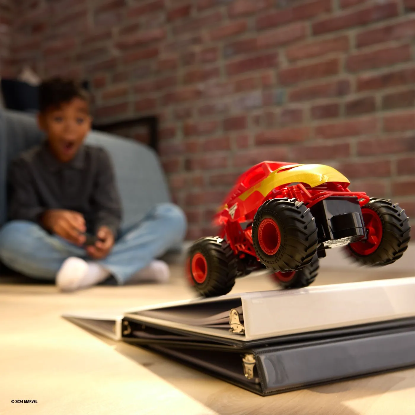 MONSTER JAM MARVEL CAMION GIGANT CU TELECOMANDA IRON MAN SCARA 1 LA 24 - imagine 6