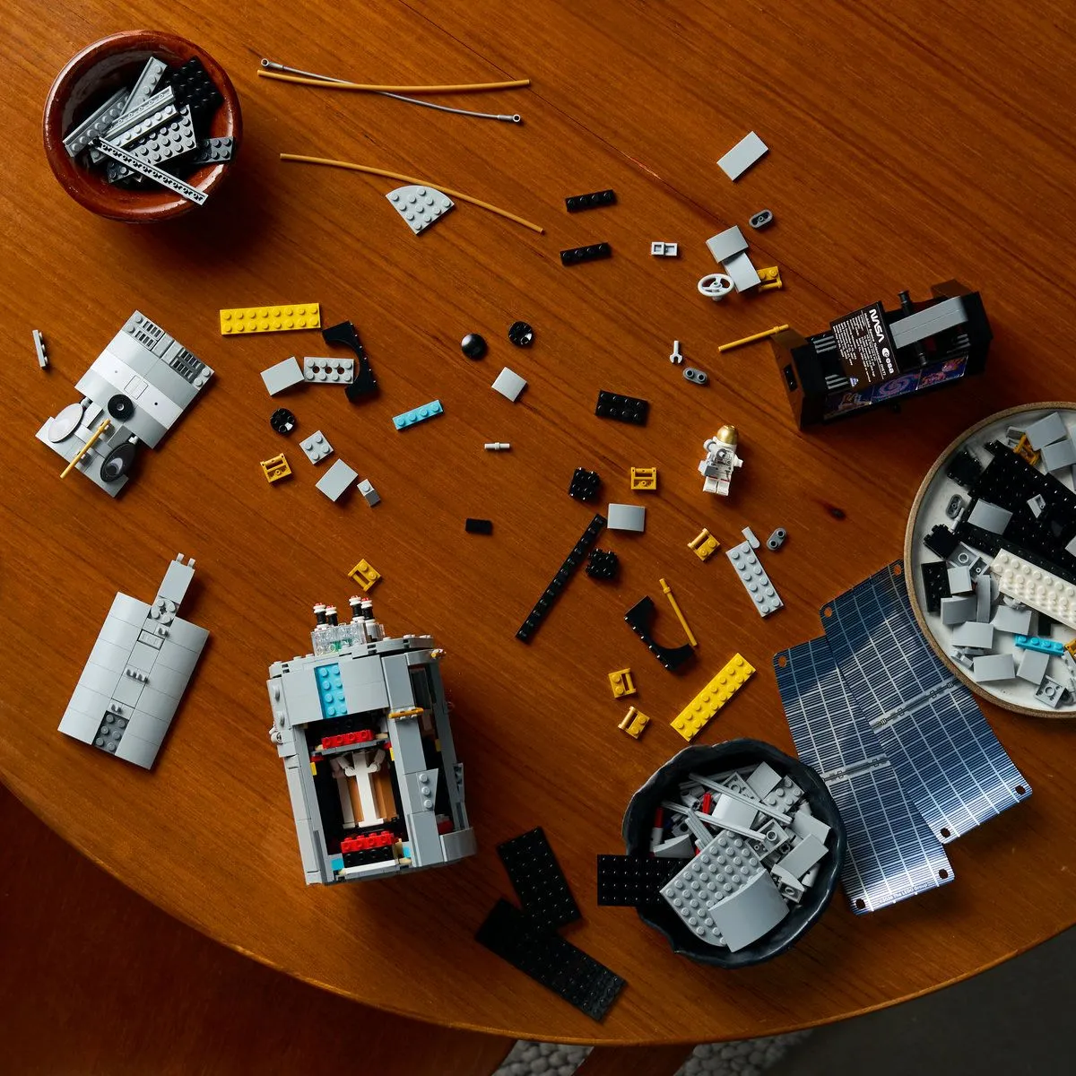 LEGO ICONS TELESCOPUL SPATIAL HUBBLE 11382 - imagine 8
