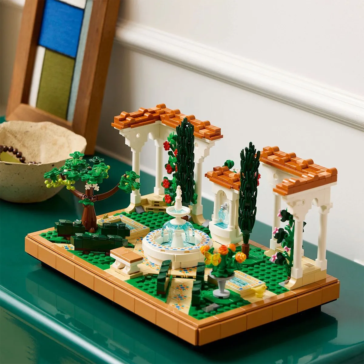 LEGO ICONS GRADINA CU FANTANA 10359 - imagine 8